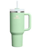 Stanley Quencher H2.0 con asa color pistacho, cómodo para llevar durante todo el día.