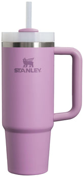 Stanley Quencher H2.0 con manija ergonómica, ideal para llevar durante el día.