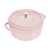 Staub cocotte 4qt redonda rosa, perfecta para cocción lenta y sabores intensos.