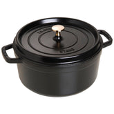 Staub Cocotte 5qt frente con tapa negra mate, lista para guisos lentos.