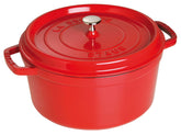 Staub cocotte 7qt round cereza, vista frontal para cocción uniforme.