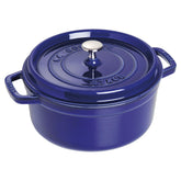 Staub cocotte azul oscuro exterior elegante para presentación y cocción uniforme.