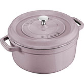 Staub cocotte lila 7qt exterior para cocción uniforme y calidez en la mesa.
