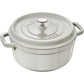 Staub cocotte redonda de 4 cuartos, vista frontal, ideal para guisos lentos.
