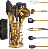 Conjunto STYLED SETTINGS negro y dorado en exhibición, ideal para cocinas modernas.