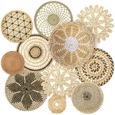 Cesta boho de bulrush de Tatuo con diseños variados para pared decorativa.