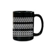 Taza de café con mensaje oculto vista frontal, ideal para sorpresa en la oficina.