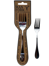 El tenedor del hombre muestra mordida grande para porciones abundantes y sabores intensos.