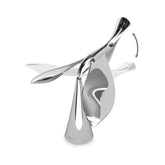 Umbra Tipsy abre-botellas con equilibrio estable, ideal para exhibir en la encimera.