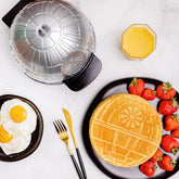 Gofrera Uncanny Brands Estrella de la Muerte con tapa cerrada para desayunos temáticos.