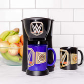 Cafetera WWE de Uncanny Brands en empaque de regalo, ideal para sorprender a un fan.