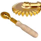 Rueda de pasta Verve CULTURE de bronce acanalada para cortes precisos y bordes profesionales.