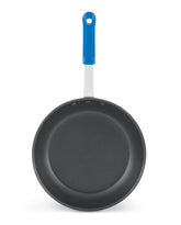 Vollrath Wear-Ever sartén antiadherente con CeramiGuard II para cocción suave y limpieza rápida.