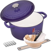 Olla VORRINGARD esmaltada morada con tapa, ideal para hornear pan artesanal.