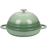Olla Vorringard de hierro esmaltado verde con tapa, ideal para pan horneado y recetas caseras.