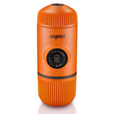 Nanopresso de WACACO muestra diseño portátil naranja para un fácil transporte.