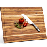 Tabla WALDWERK de teca grande para cortar verduras y carnes de forma estable.
