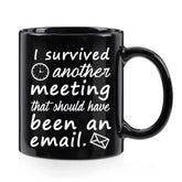 Taza Wenassy con frase de oficina sobre reuniones, regalo ideal para el día a día.