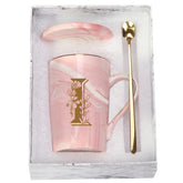 Taza WENSSY inicial I con flor rosa, ideal para uso diario.