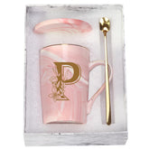 Taza WENSSY con letra P y flor rosa, lista para el desayuno.