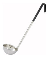 Cucharón Winco de acero inoxidable con mango negro para porciones precisas en la cocina.