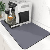WISELIFE mat de café absorbente gris en mostrador, evita manchas y mantiene la encimera seca.