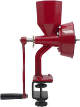 WonderMill Junior Deluxe molinillo de grano manual, exterior rojo, listo para acción.