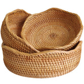 Cesta XIMISISE de ratán con diseño en ola para ordenar la encimera.