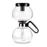 Cafetera sifón Yama Glass en estufa, mostrando capacidad para 8 tazas y servicio compartido