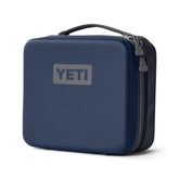 YETI Daytrip 3L exterior resistente protege el almuerzo en ruta.