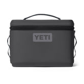 YETI Daytrip 9L vista frontal en carbón mostrando cierre y logo, protección y estilo