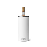 YETI Rambler Enfriador de vino, frente visible, mantiene la botella fría al aire libre.