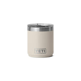YETI Rambler 10 oz Lowball 2.0 con tapa magnética deslizante frente; uso diario.