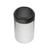 YETI Rambler Colster para lata estándar mantiene fría la bebida en exteriores.