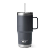 YETI Rambler 25oz con manija, cómodo para transporte diario.