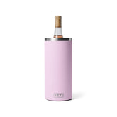 YETI Rambler enfriador-vino junto a la botella, ideal para noches al aire libre.