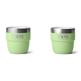 Taza de café expreso YETI Rambler de 4 oz apilable en color lima, ideal para espacios pequeños.