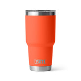 YETI Rambler papaya con tapa magnética deslizante para bebidas seguras.