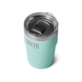 Vaso apilable YETI Rambler, compacto para ahorrar espacio en casa o acampada.