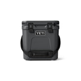 YETI Roadie 24 frente en gris carbón, compacta y lista para viajes cortos