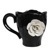 Taza YGTUCE con flor tridimensional, ideal para una experiencia de café más elegante.