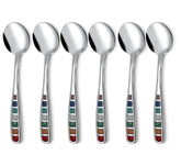 Cucharas YIHOR con mango esmaltado colorido, ergonómicas para servir con comodidad.