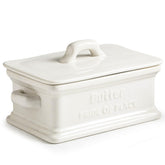 Zoeeker mantequera con tapa blanca en encimera, ideal para mantener la mantequilla fresca.