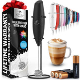 Zulay Kitchen batidora tornado triple en mano con taza para espumar café rápido