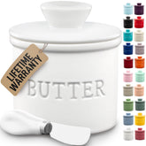 La Zulay Kitchen Butter Crock con tapa y línea de agua mantiene la mantequilla lista para untar.