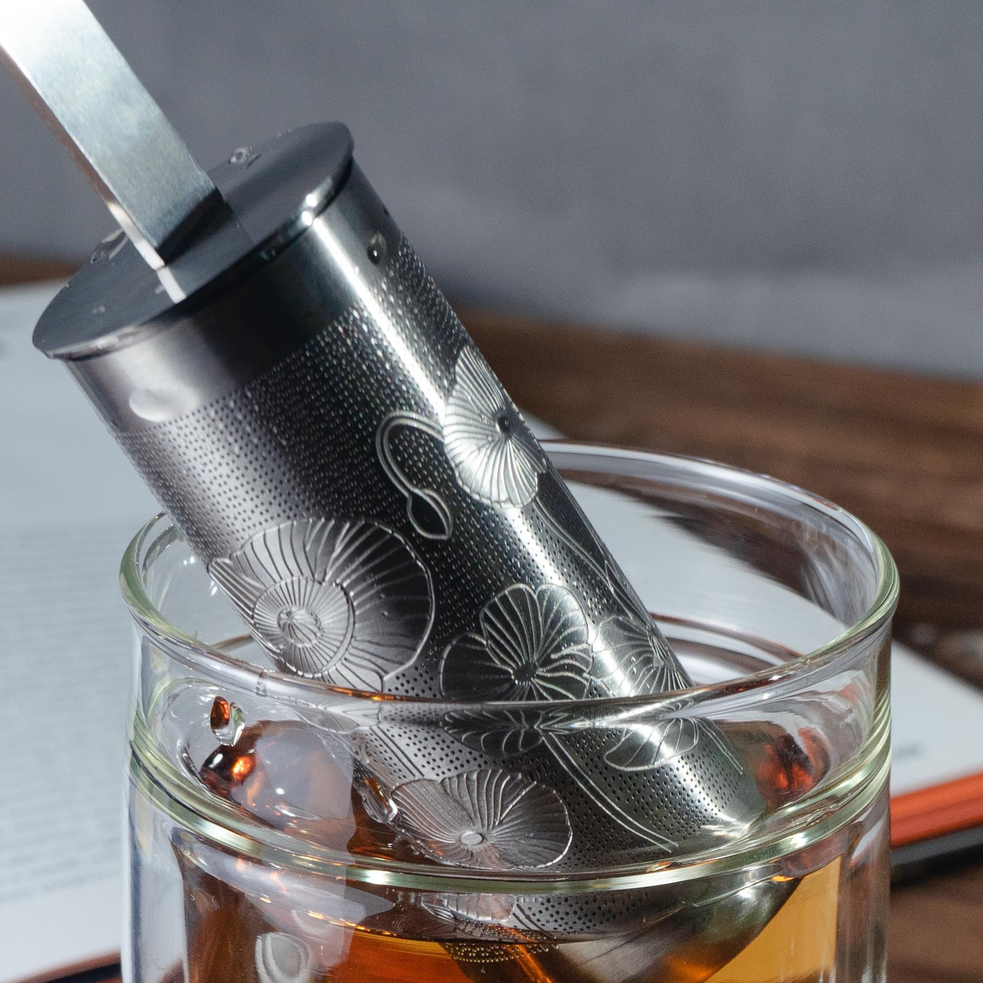 Infusor 01liv con pala integrada para medir y verter con precisión.