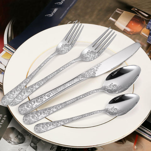 A · HOUSEWARE cubiertos plateados con acabado espejo para uso diario.
