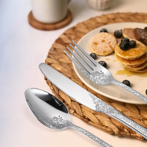 A · HOUSEWARE detalle de diseño floral con relieve en los mangos.