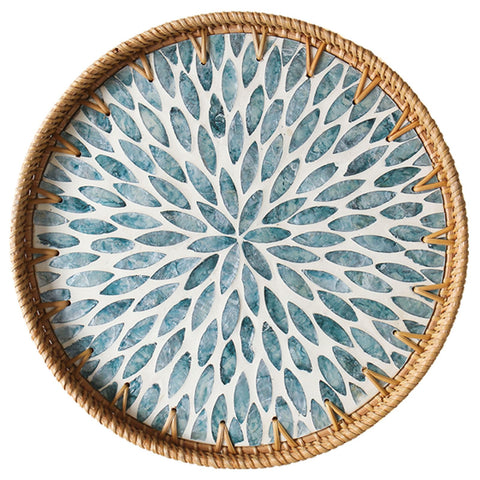 Bandeja redonda de rattan Aayoruro con nacar y base de madera.
