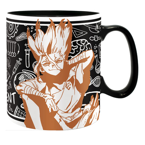 Taza ABYSTYLE de cerámica con diseño Senku, ideal para café caliente en casa.
